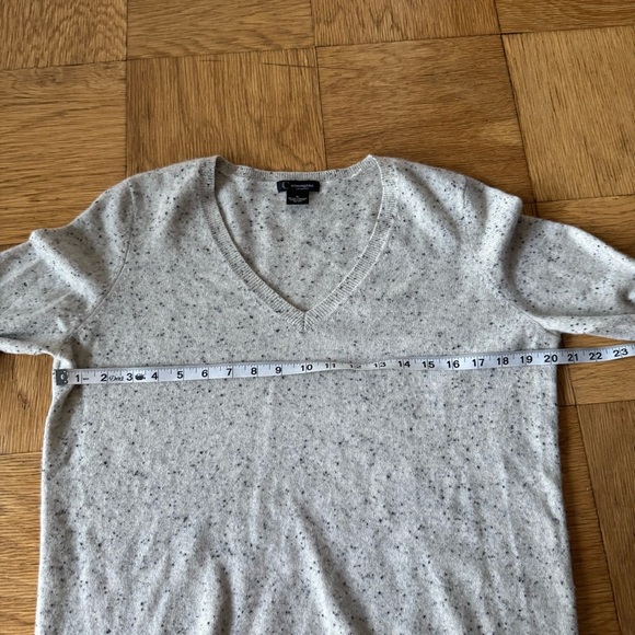 C by Bloomingdales XL Cashmere Sweater Speckled Gray V Neck Pullover Knit - Picture 4 of 5